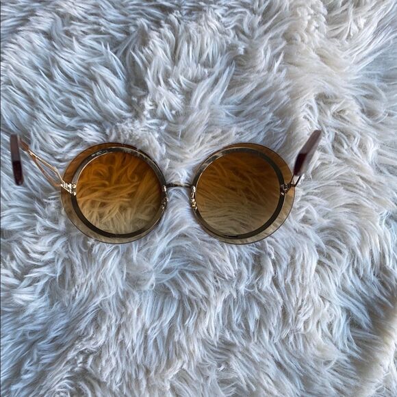 Victoria Beckham Stylish Gold Sunglasses - Picture 5 of 9